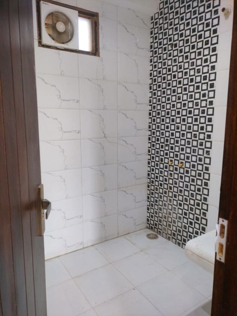 Bathroom, green fields colony 4 Bedroom 3250 Sq.Ft. Builder Floor In Green Fields Colony Faridabad 10530761