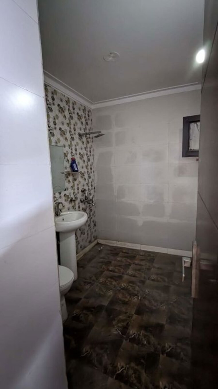 Bathroom, green fields colony 4 Bedroom 3250 Sq.Ft. Builder Floor In Green Fields Colony Faridabad 10530761