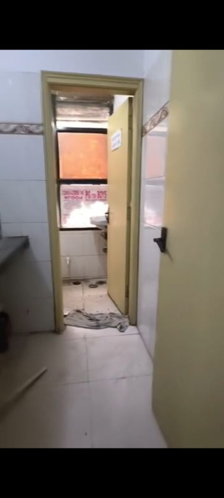 Bathroom, netaji subhash place Commercial Office Space 650 Sq.Ft. In Netaji Subhash Place Delhi 10530797