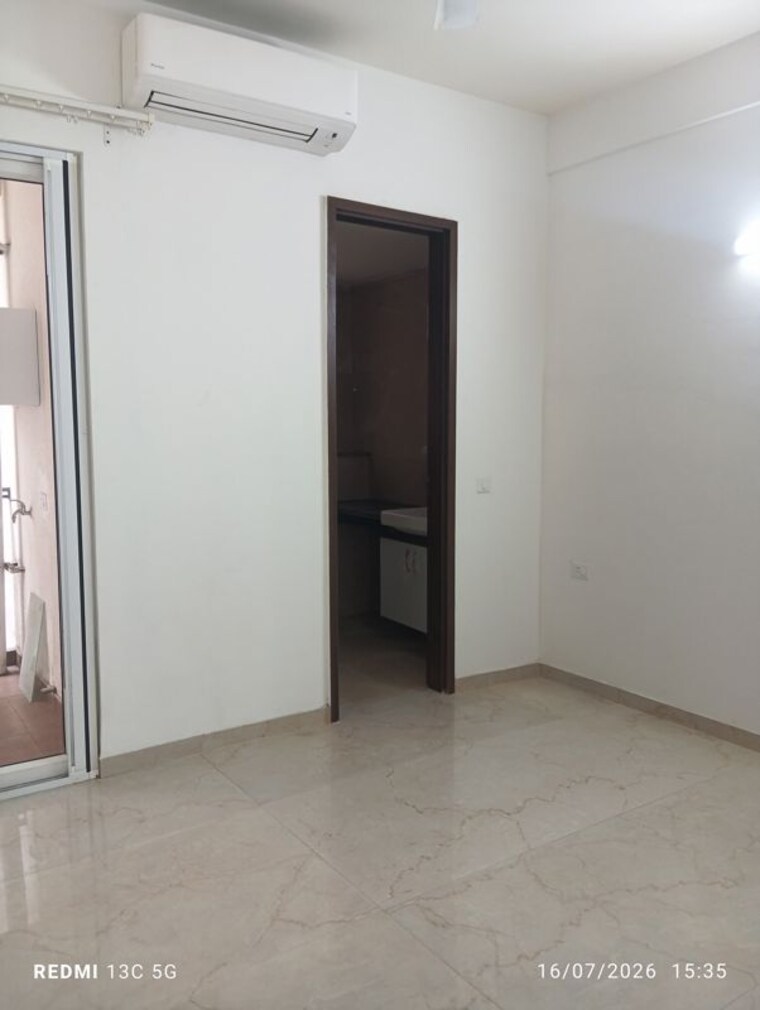 Room, smart-world-orchard 2 Bedroom 1000 Sq.Ft. Apartment In Sector 61 Gurgaon 10530815