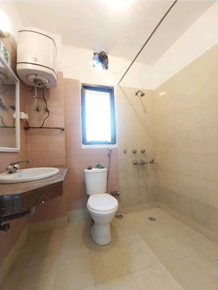 Bathroom, panchsheel enclave 3 Bedroom 1800 Sq.Ft. Builder Floor In Panchsheel Enclave Delhi 10530931