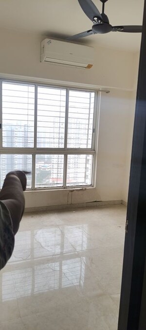 Room in 2 BHK Apartment at Lodha Amara, Kolshet Road – for Rent