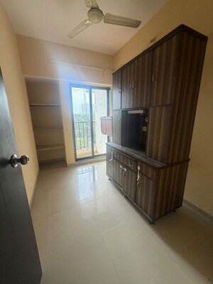 Room in 2.5 BHK Apartment at Nandivardhan Everest, Kolshet – for Rent