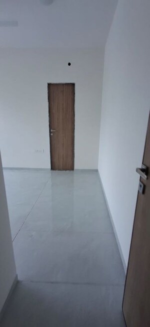 Room in 2.5 BHK Apartment at Bharat Arize, Goregaon West – for Rent
