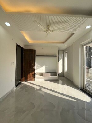 Room in 3 BHK Builder Floor at Aman Vihar – for Rent