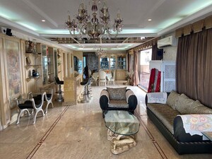 Living Room in 2 BHK Apartment at Santacruz West – for Rent