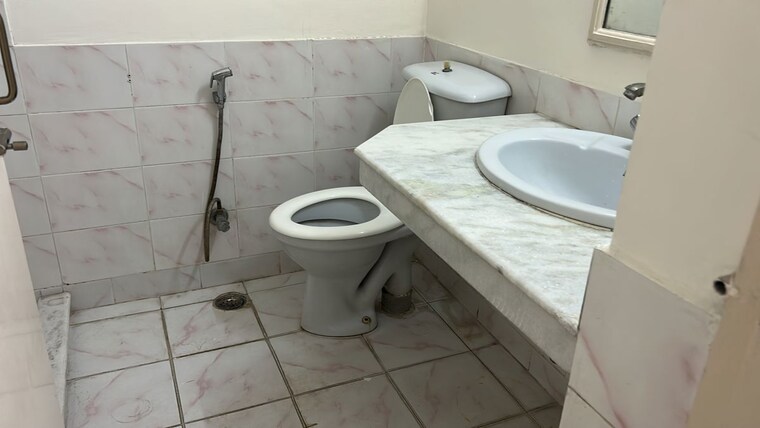 Bathroom, unitech-arcadia 2 Bedroom 1450 Sq.Ft. Builder Floor In South City 2 Gurgaon 10531184