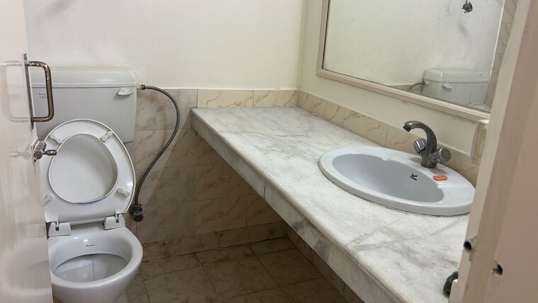 Bathroom, unitech-arcadia 2 Bedroom 1450 Sq.Ft. Builder Floor In South City 2 Gurgaon 10531184