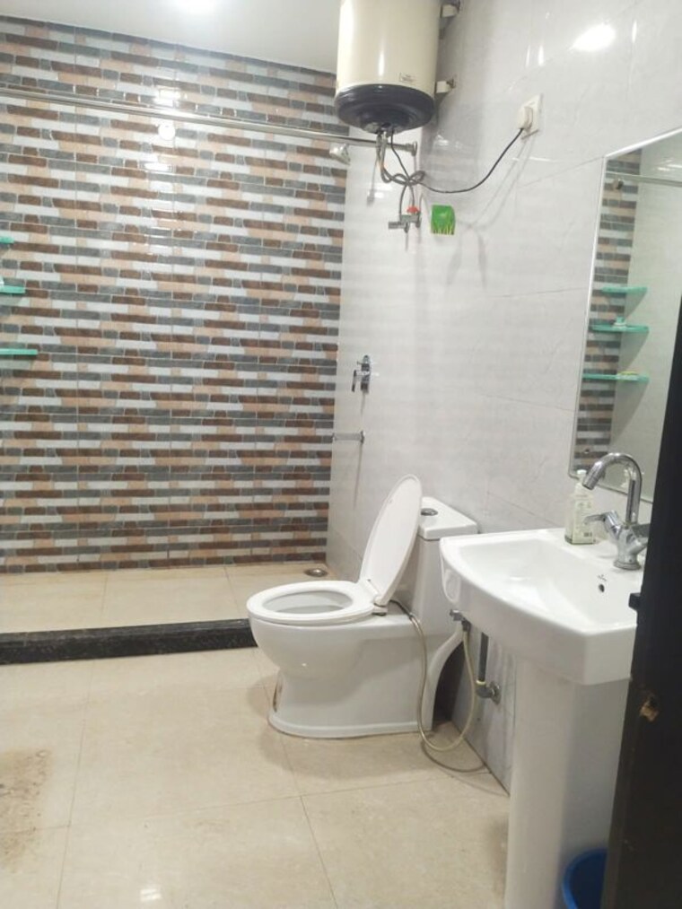 Bathroom, sector 43 3 Bedroom 1500 Sq.Ft. Builder Floor In Sector 43 Gurgaon 10531194