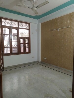 Room in 3 BHK Builder Floor at Sector 43 – for Rent