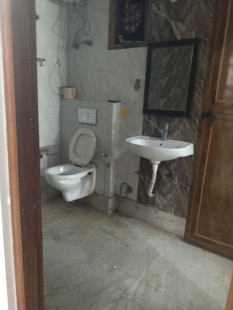 Bathroom, sector 43 3 Bedroom 1500 Sq.Ft. Builder Floor In Sector 43 Gurgaon 10531194