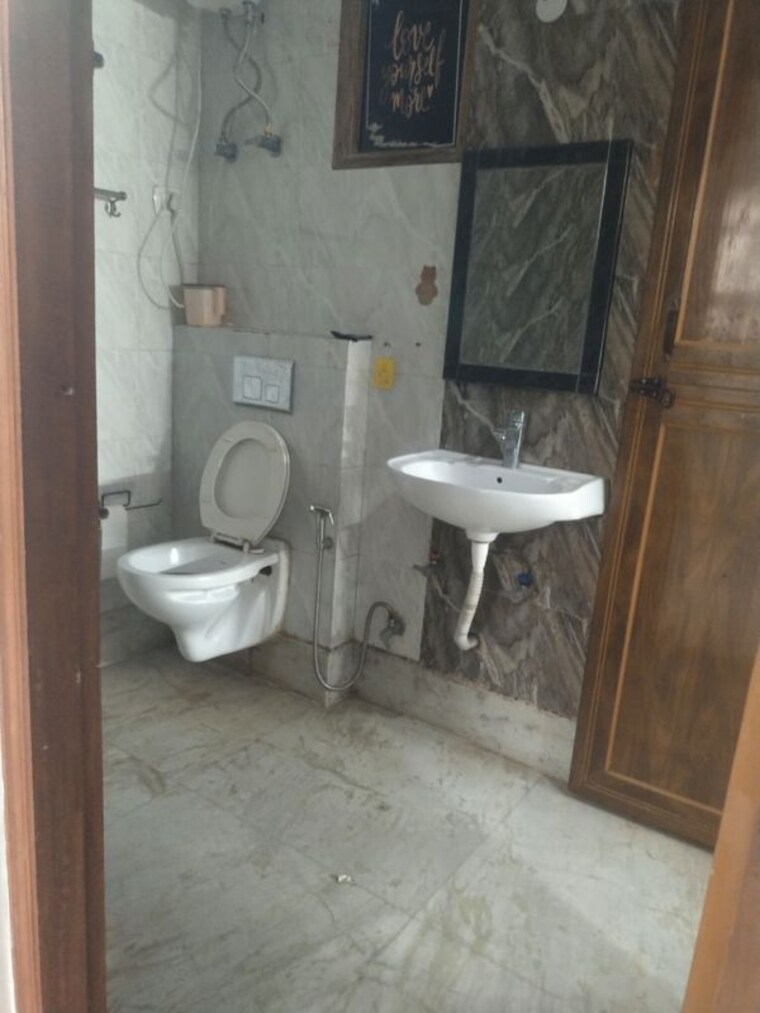 Bathroom, sector 43 3 Bedroom 1500 Sq.Ft. Builder Floor In Sector 43 Gurgaon 10531194