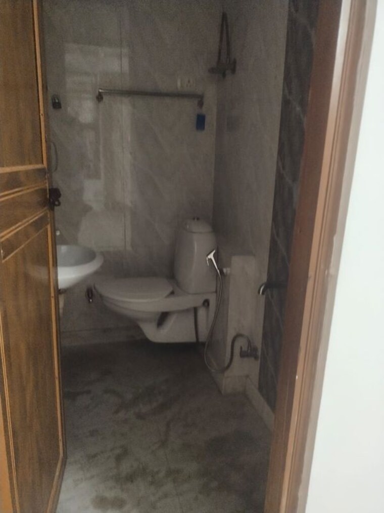 Bathroom, sector 43 3 Bedroom 1500 Sq.Ft. Builder Floor In Sector 43 Gurgaon 10531194