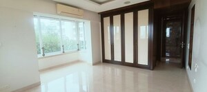 Room in 3 BHK Apartment at Tuscany Apartments, Khar West – for Rent