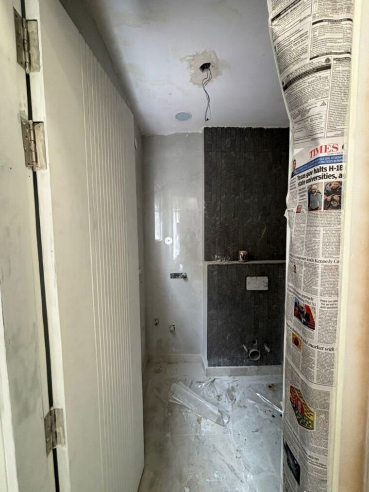 Bathroom, rohini sector 15 3 Bedroom 1200 Sq.Ft. Builder Floor In Rohini Sector 15 Delhi 10531138