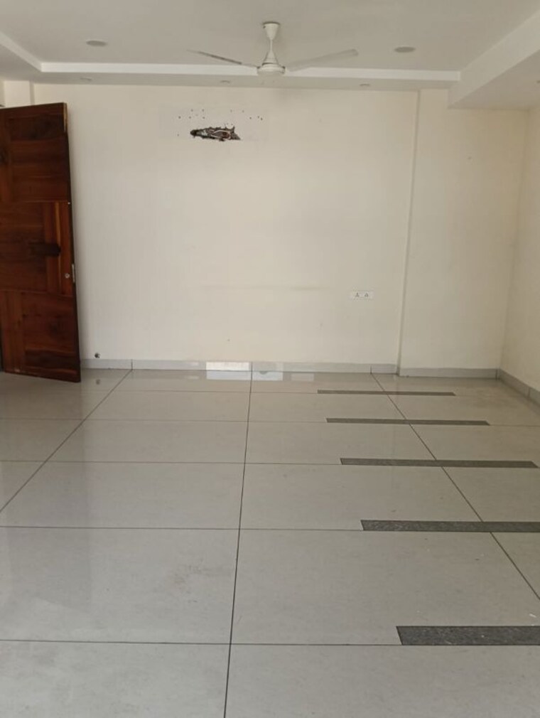 Room, sector 18 4 Bedroom 9000 Sq.Ft. Builder Floor In Sector 18 Chandigarh 10533628