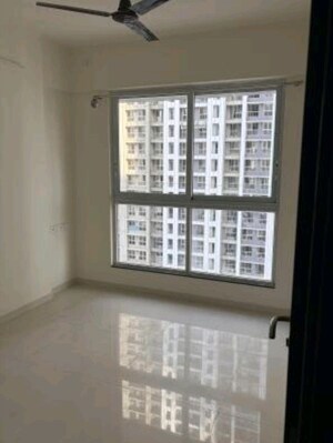 Room in 3 BHK Apartment at Sheth Zuri, Laxmi Nagar – for Rent