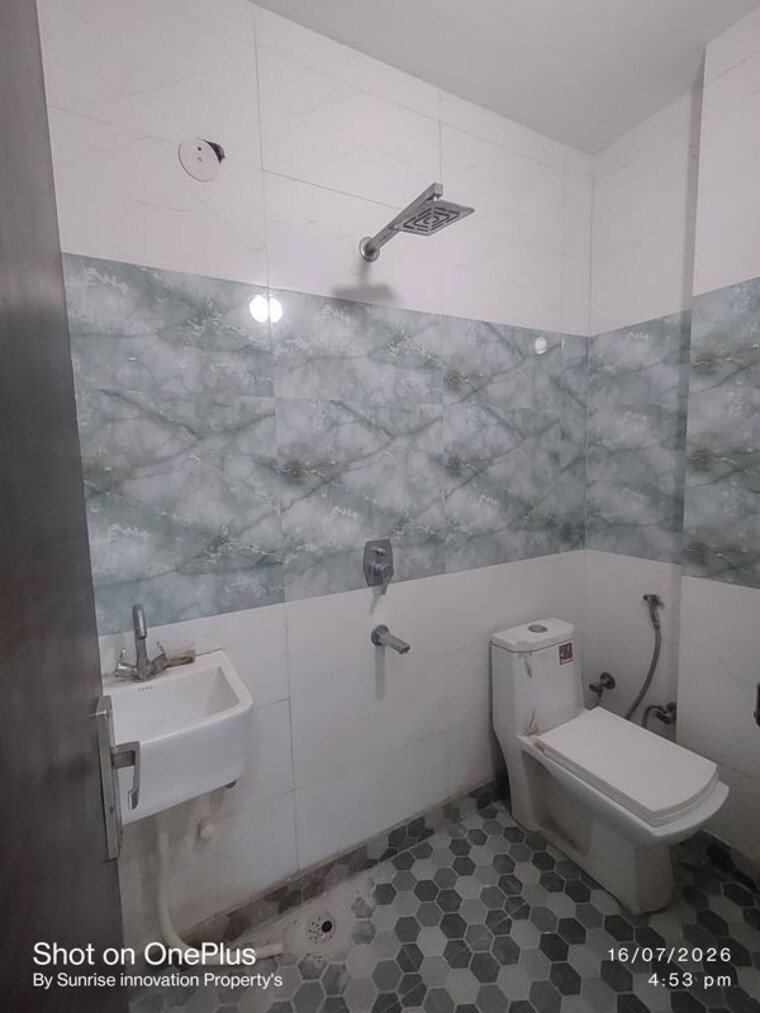 Bathroom, mansa ram park 3 Bedroom 85 Sq.Yd. Builder Floor In Mansa Ram Park Delhi 10533647