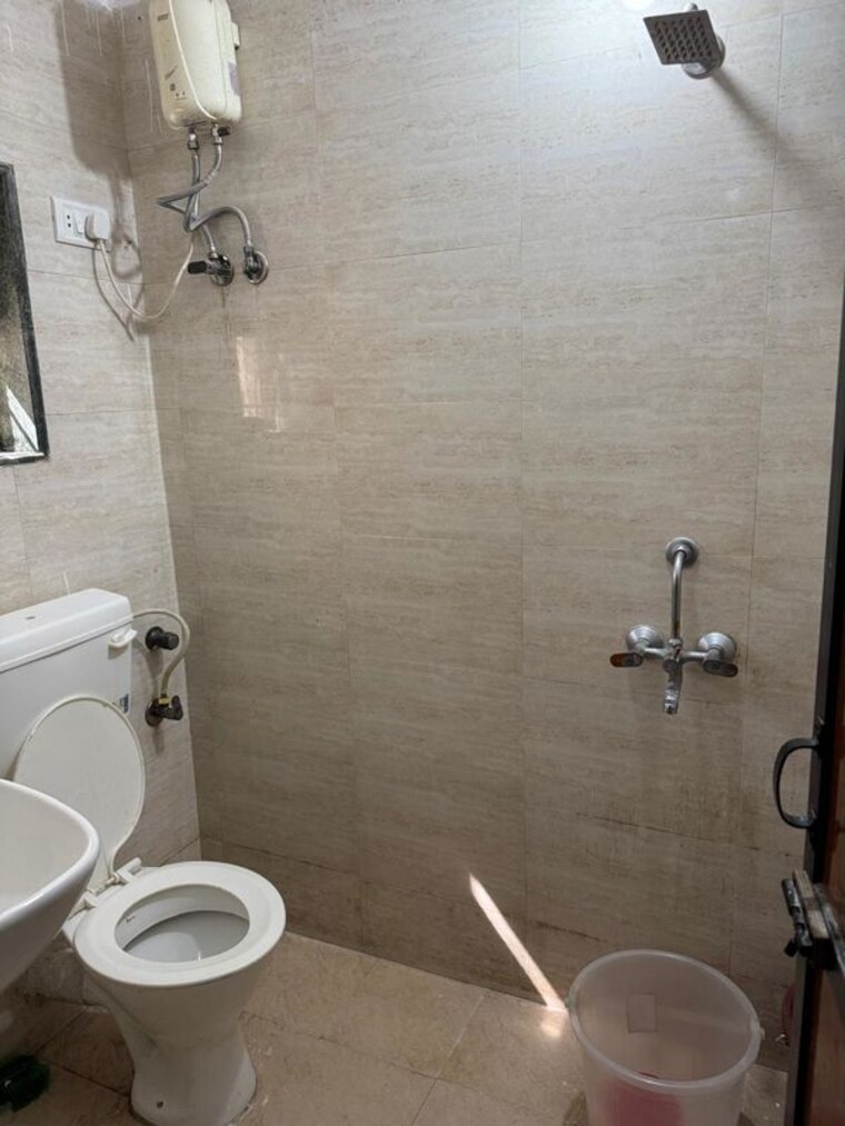 Bathroom, bhawani-industrial-estate 2 Bedroom 900 Sq.Ft. Apartment In Powai Mumbai 10533706