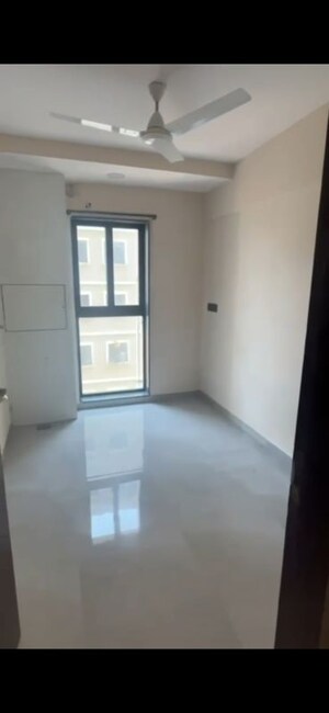 Room in 2 BHK Apartment at Paradigm Antalya, Oshiwara – for Rent