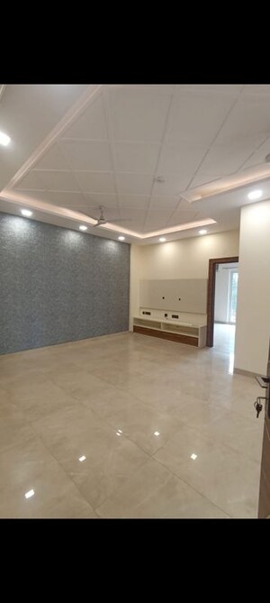 Room in 3 BHK Independent House at RWA Apartments Sector 39, Sector 39 – for Rent