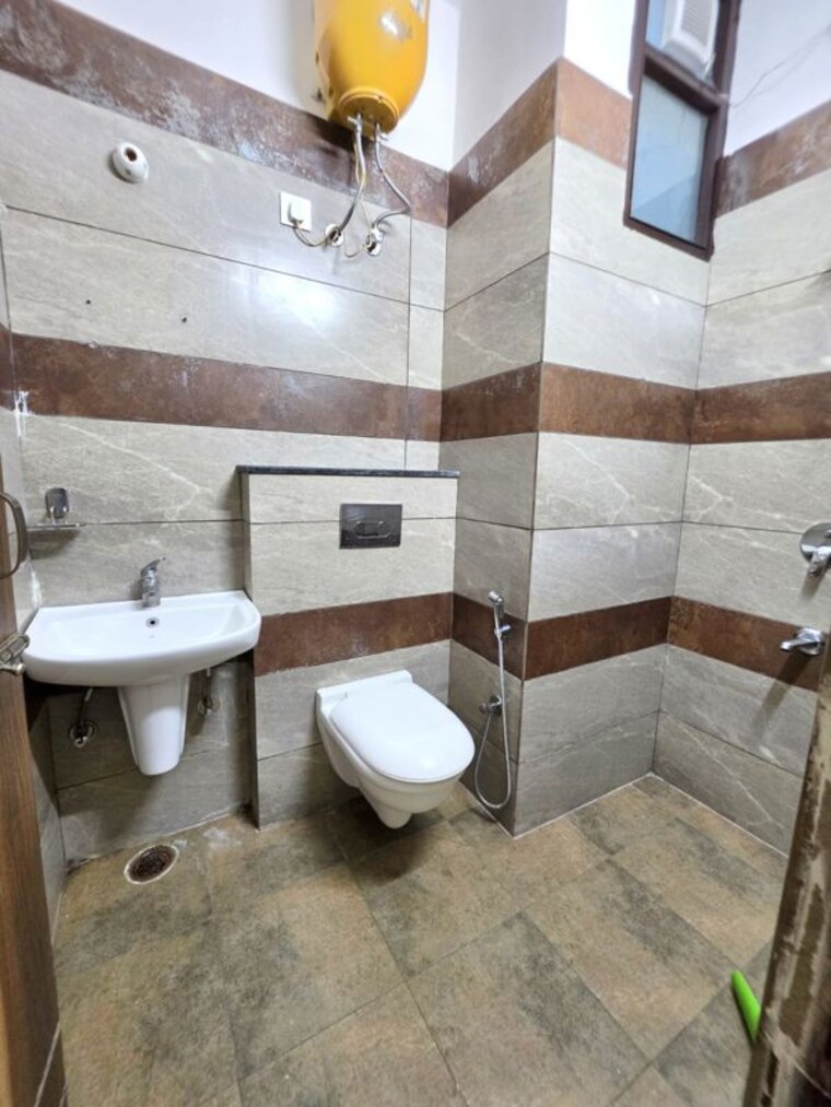 Bathroom, dhakoli 4 Bedroom 1550 Sq.Ft. Builder Floor In Dhakoli Zirakpur 10533789