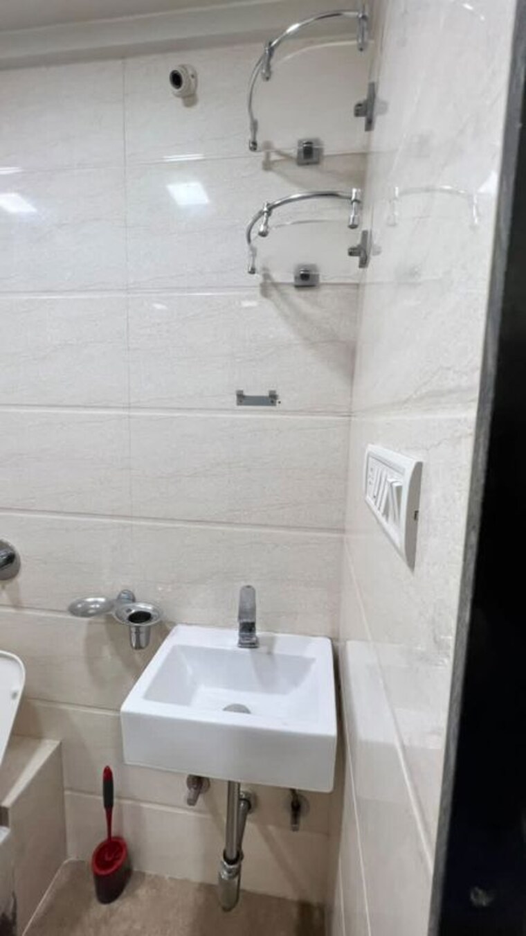 Bathroom, dadar west Pg For Boys & Girls In Dadar West 10533857