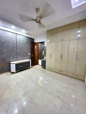 Room in 3 BHK Apartment at Pir Machalla – for Sale