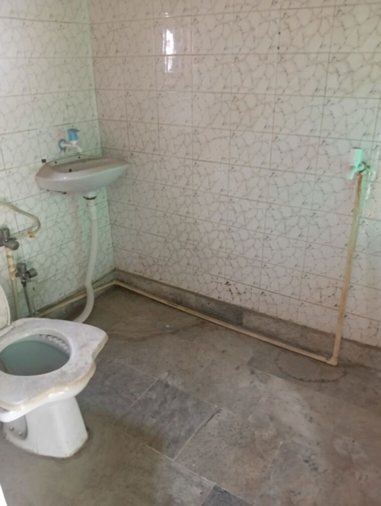 Bathroom, ip extension 1 Bedroom 900 Sq.Ft. Apartment In Ip Extension Delhi 10533930