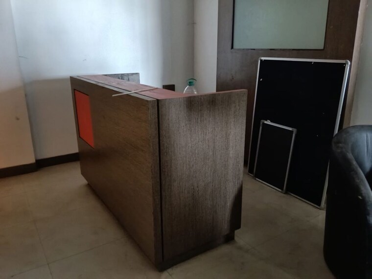 Room, hazratganj Commercial Office Space 1950 Sq.Ft. In Hazratganj Lucknow 10533909