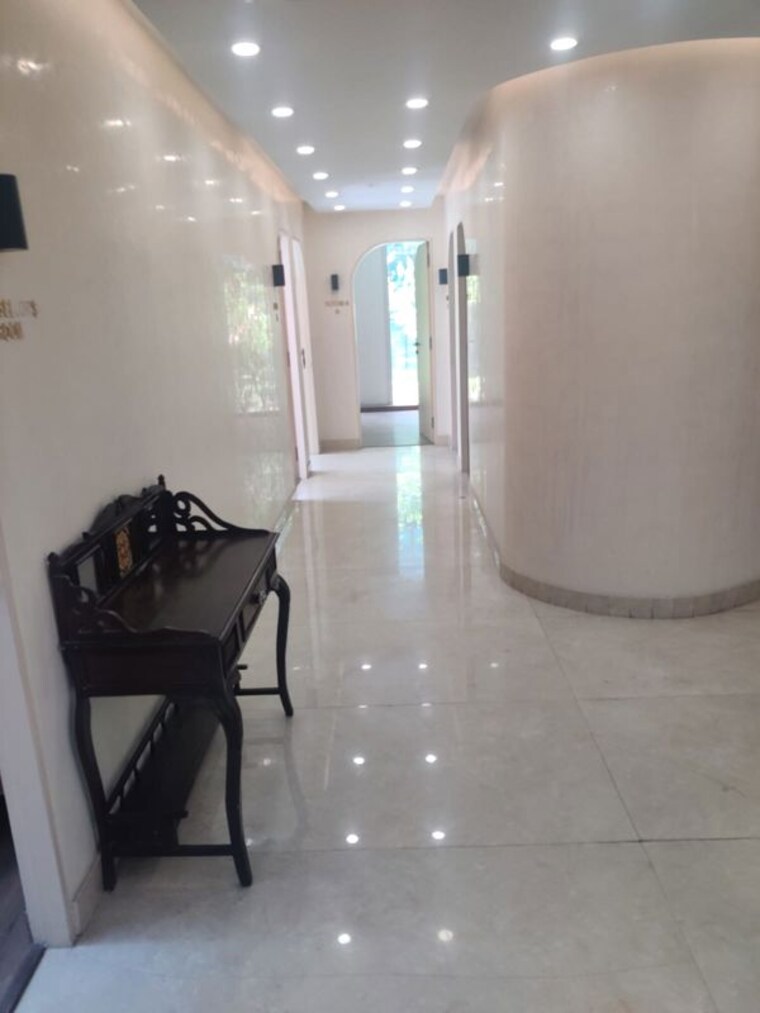 Team Area, defence colony Commercial Showroom 2700 Sq.Ft. In Defence Colony Delhi 10533949