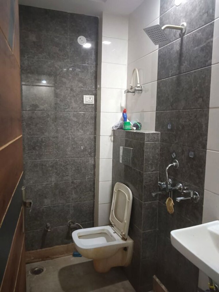 Bathroom, uttam nagar 2 Bedroom 600 Sq.Ft. Builder Floor In Uttam Nagar Delhi 10534106