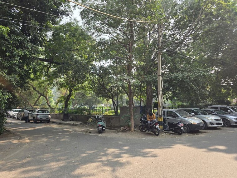  Parking, chittaranjan park Commercial Warehouse 2200 Sq.Ft. In Chittaranjan Park Delhi 10534107
