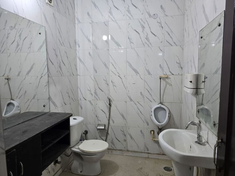 Bathroom, chittaranjan park Commercial Warehouse 2200 Sq.Ft. In Chittaranjan Park Delhi 10534107