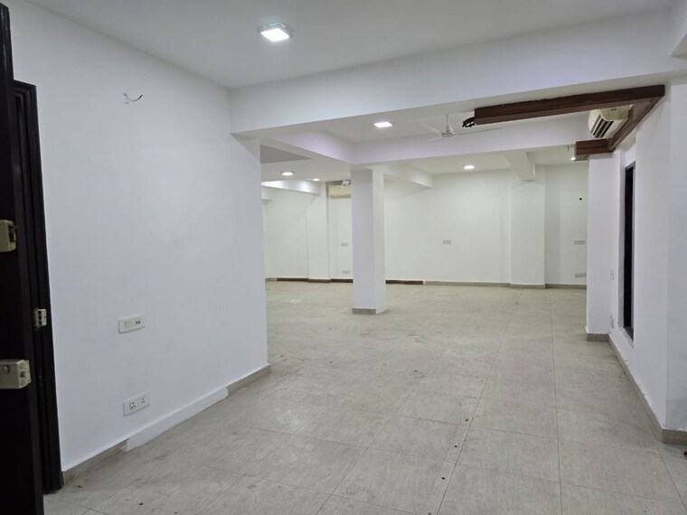 Room, chittaranjan park Commercial Warehouse 2200 Sq.Ft. In Chittaranjan Park Delhi 10534107