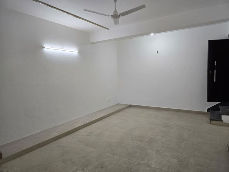 Room, chittaranjan park Commercial Warehouse 2200 Sq.Ft. In Chittaranjan Park Delhi 10534107