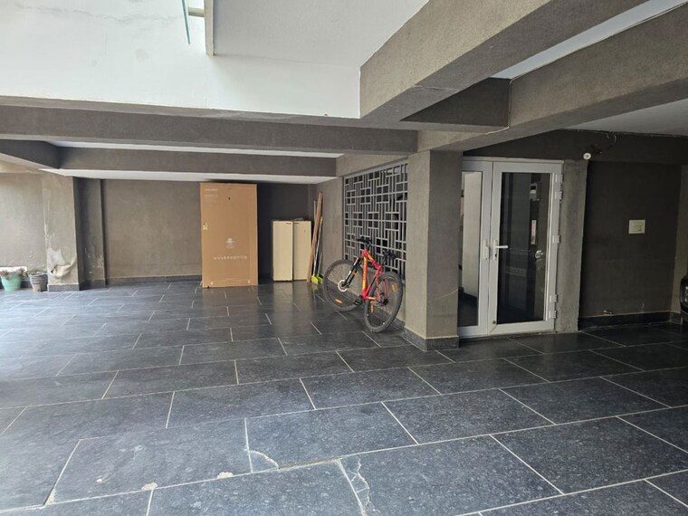  Parking, chittaranjan park Commercial Warehouse 2200 Sq.Ft. In Chittaranjan Park Delhi 10534107