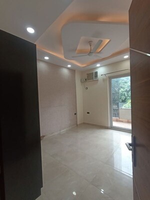 Room in 2.5 BHK Builder Floor at Sector 36 – for Rent