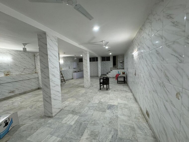  Parking, chittaranjan park Commercial Warehouse 125 Sq.Yd. In Chittaranjan Park Delhi 10534172