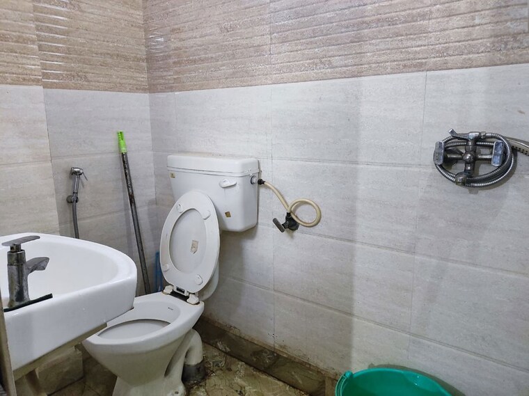 Bathroom, uttam nagar 3 Bedroom 900 Sq.Ft. Builder Floor In Uttam Nagar Delhi 10534182