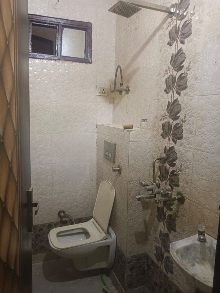 Bathroom, uttam nagar 2 Bedroom 600 Sq.Ft. Builder Floor In Uttam Nagar Delhi 10534223