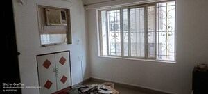Room in 2 BHK Apartment at Khar West – for Rent
