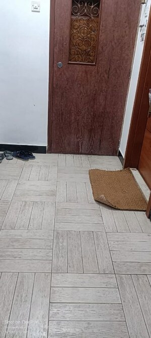 2 BHK Apartment – Entrance View at Khar West - for Rent