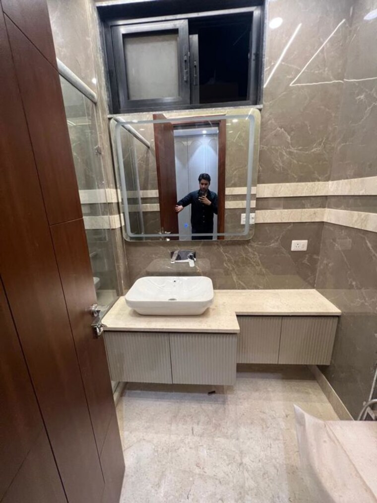 Bathroom, chittaranjan park 3 Bedroom 200 Sq.Ft. Builder Floor In Chittaranjan Park Delhi 10534235