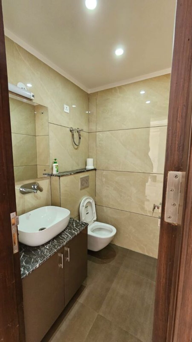 Bathroom, dlf-independent-floors 4 Bedroom 400 Sq.Yd. Builder Floor In Dlf City Phase 3 Gurgaon 10534192