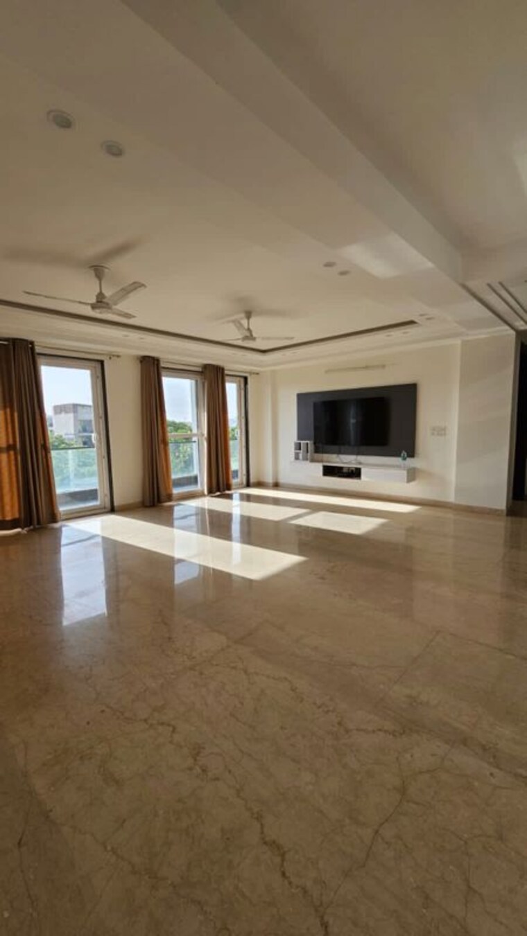 Living Room, dlf-independent-floors 4 Bedroom 400 Sq.Yd. Builder Floor In Dlf City Phase 3 Gurgaon 10534192