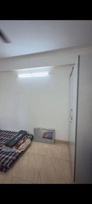 Room in 2 BHK Apartment at Gaur City 7th Avenue, Sector 4 Greater Noida – for Rent
