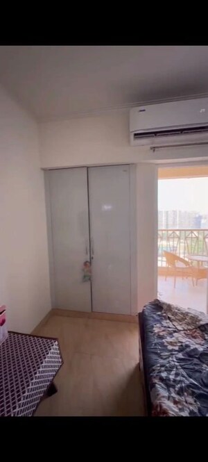 Room in 2 BHK Apartment at Gaur City 7th Avenue, Sector 4 Greater Noida – for Rent