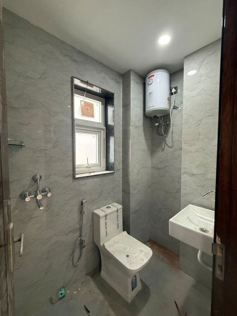 Bathroom, vasant kunj enclave 3 Bedroom 100 Sq.Yd. Builder Floor In Vasant Kunj Enclave Delhi 10534428