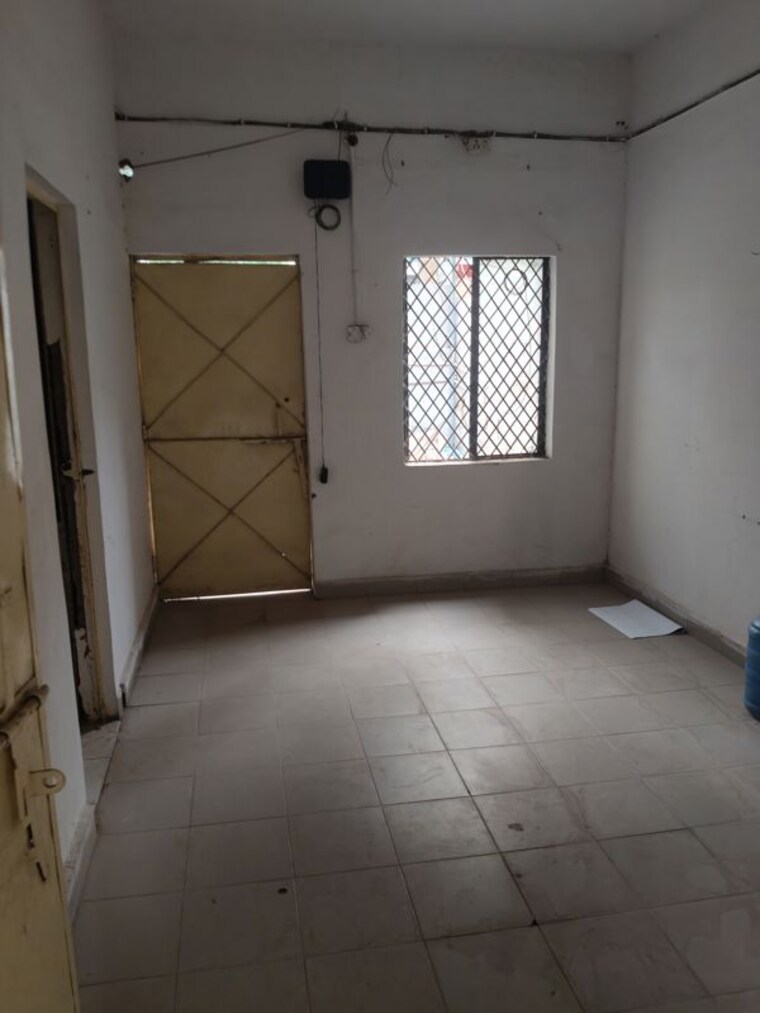 Room, sector 63 Commercial Warehouse 2000 Sq.Ft. In Sector 63 Noida 10534479